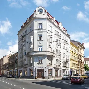 Gloria Prague